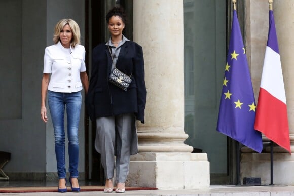 La chanteuse Rihanna et Brigitte Macron au palais de l'Elysée à Paris, le 26 juillet 2017. La chanteuse est venue pour un entretien avec le président de la République. © Stéphane Lemouton / Bestimage