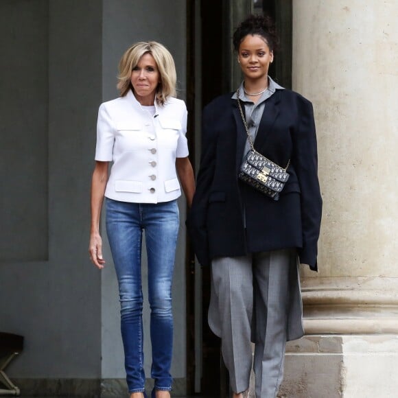 La chanteuse Rihanna et Brigitte Macron au palais de l'Elysée à Paris, le 26 juillet 2017. La chanteuse est venue pour un entretien avec le président de la République. © Stéphane Lemouton / Bestimage