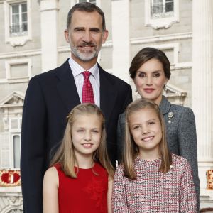 Carte de voeux du roi Felipe VI et de la reine Letizia d'Espagne avec leurs filles la princesse Leonor des Asturies et l'infante Sofia pour les fêtes de fin d'année 2017, réalisée le 12 octobre au palais royal à Madrid et dévoilée le 11 décembre.