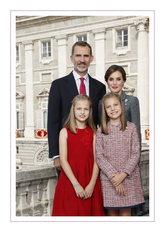 Carte de voeux du roi Felipe VI et de la reine Letizia d'Espagne avec leurs filles la princesse Leonor des Asturies et l'infante Sofia pour les fêtes de fin d'année 2017, réalisée le 12 octobre au palais royal à Madrid et dévoilée le 11 décembre.