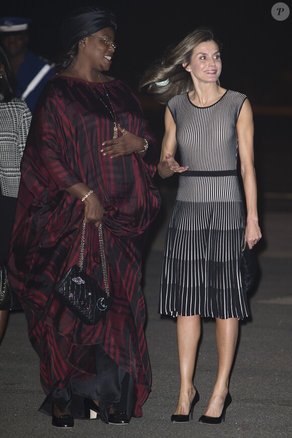 La reine Letizia d'Espagne arrive à Dakar au Sénégal, accueillie par la première dame Marieme Faye Sall, le 11 decembre 2017.