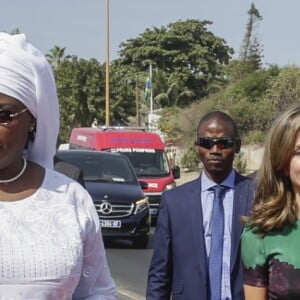 La reine Letizia d'Espagne et la première dame Marieme Faye arrivent à la cérémonie de bienvenue de la reine à Dakar, à l'occasion de son voyage officiel au Sénégal. Le 12 décembre 2017.
