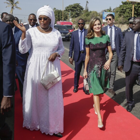 La reine Letizia d'Espagne et la première dame Marieme Faye arrivent à la cérémonie de bienvenue de la reine à Dakar, à l'occasion de son voyage officiel au Sénégal. Le 12 décembre 2017.