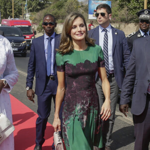 La reine Letizia d'Espagne et la première dame Marieme Faye arrivent à la cérémonie de bienvenue de la reine à Dakar, à l'occasion de son voyage officiel au Sénégal. Le 12 décembre 2017.