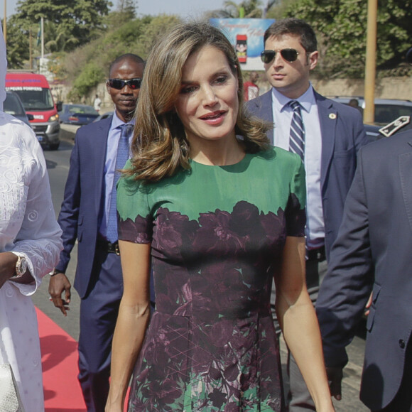 La reine Letizia d'Espagne et la première dame Marieme Faye arrivent à la cérémonie de bienvenue de la reine à Dakar, à l'occasion de son voyage officiel au Sénégal. Le 12 décembre 2017.