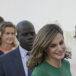 La reine Letizia d'Espagne et la première dame Marieme Faye arrivent à la cérémonie de bienvenue de la reine à Dakar, à l'occasion de son voyage officiel au Sénégal. Le 12 décembre 2017.