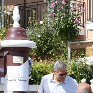 George Clooney et sa femme Amal Clooney quittent leur hôtel à Venise avec leurs enfants le 3 septembre 2017