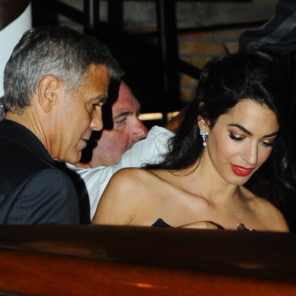 George Clooney et sa femme Amal se promènent dans un bateau taxi lors du 74ème Festival International du Film de Venise en Italie le 31 aout 2017