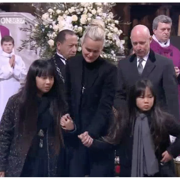 Laeticia Hallyday, Jade et Joy devant le cercueil de Johnny Hallyday à Paris, le 9 décembre 2017.



