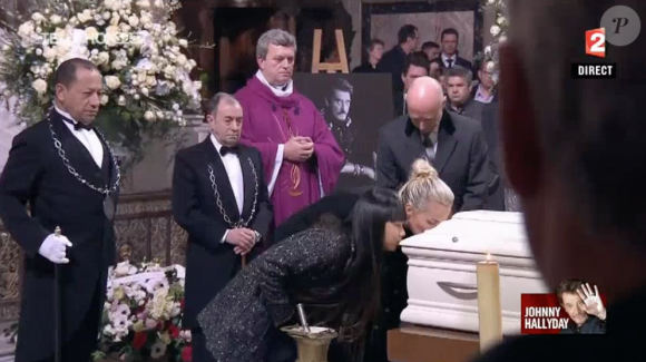 Laeticia Hallyday, Jade et Joy devant le cercueil de Johnny Hallyday à Paris, le 9 décembre 2017.



