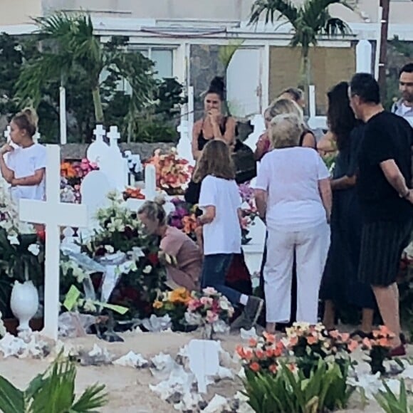 Laeticia Hallyday, ses filles Jade et Joy, Elyette Mamie rock (grand-mère de L. Hallyday), Jean Reno et sa femme Zofia se recueillent sur la tombe de Johnny Hallyday le lendemain de l'enterrement au cimetière marin de Lorient sur l'île Saint-Barthélemy, le 12 décembre 2017.