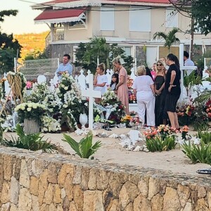 Laeticia Hallyday, ses filles Jade et Joy, Elyette Mamie rock (grand-mère de L. Hallyday), Jean Reno et sa femme Zofia se recueillent sur la tombe de Johnny Hallyday le lendemain de l'enterrement au cimetière marin de Lorient sur l'île Saint-Barthélemy, le 12 décembre 2017.