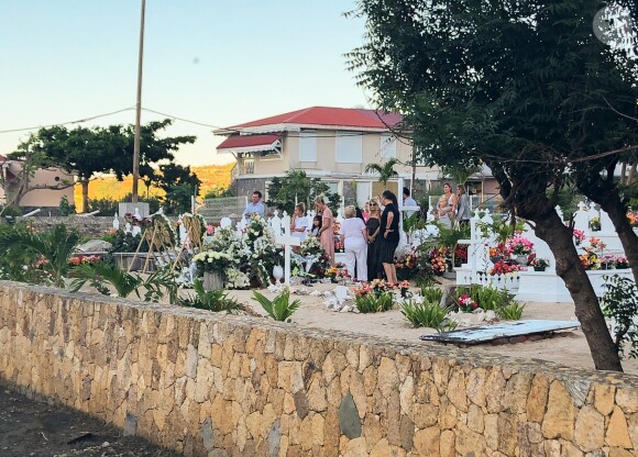 Laeticia Hallyday, ses filles Jade et Joy, Elyette Mamie rock (grand-mère de L. Hallyday), Jean Reno et sa femme Zofia se recueillent sur la tombe de Johnny Hallyday le lendemain de l'enterrement au cimetière marin de Lorient sur l'île Saint-Barthélemy, le 12 décembre 2017.