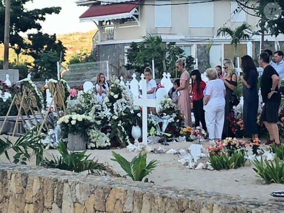 Laeticia Hallyday, ses filles Jade et Joy, Elyette Mamie rock (grand-mère de L. Hallyday), Jean Reno et sa femme Zofia se recueillent sur la tombe de Johnny Hallyday le lendemain de l'enterrement au cimetière marin de Lorient sur l'île Saint-Barthélemy, le 12 décembre 2017.