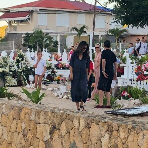 Laeticia Hallyday, ses filles Jade et Joy, Elyette Mamie rock (grand-mère de L. Hallyday), Jean Reno et sa femme Zofia se recueillent sur la tombe de Johnny Hallyday le lendemain de l'enterrement au cimetière marin de Lorient sur l'île Saint-Barthélemy, le 12 décembre 2017.