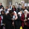 Des familles endeuillées devant la cathédrale Saint Paul de Londres le 14 décembre 2017 lors de la messe à la mémoire des victimes de l'incendie de la tour Grenfell, le 14 juin 2017.