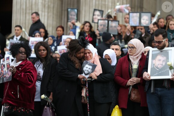Des familles endeuillées devant la cathédrale Saint Paul de Londres le 14 décembre 2017 lors de la messe à la mémoire des victimes de l'incendie de la tour Grenfell, le 14 juin 2017.