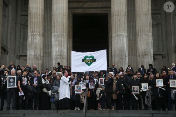 Des familles endeuillées devant la cathédrale Saint Paul de Londres le 14 décembre 2017 lors de la messe à la mémoire des victimes de l'incendie de la tour Grenfell, le 14 juin 2017.
