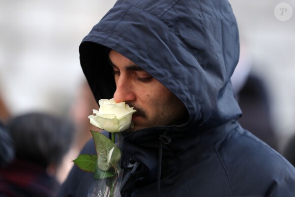 Des familles endeuillées devant la cathédrale Saint Paul de Londres le 14 décembre 2017 lors de la messe à la mémoire des victimes de l'incendie de la tour Grenfell, le 14 juin 2017.