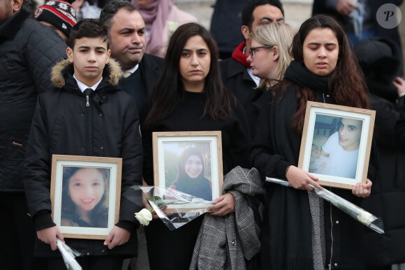 Des familles endeuillées devant la cathédrale Saint Paul de Londres le 14 décembre 2017 lors de la messe à la mémoire des victimes de l'incendie de la tour Grenfell, le 14 juin 2017.