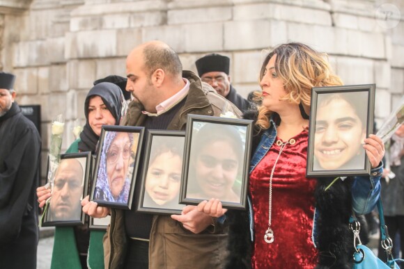 Des familles endeuillées devant la cathédrale Saint Paul de Londres le 14 décembre 2017 lors de la messe à la mémoire des victimes de l'incendie de la tour Grenfell, le 14 juin 2017.