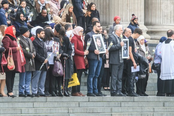 Des familles endeuillées devant la cathédrale Saint Paul de Londres le 14 décembre 2017 lors de la messe à la mémoire des victimes de l'incendie de la tour Grenfell, le 14 juin 2017.