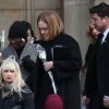 La chanteuse Adele à la sortie de la cathédrale Saint Paul de Londres le 14 décembre 2017 suite à la messe donnée à la mémoire des victimes de l'incendie de la Tour Grenfell, survenu le 14 juin 2017.