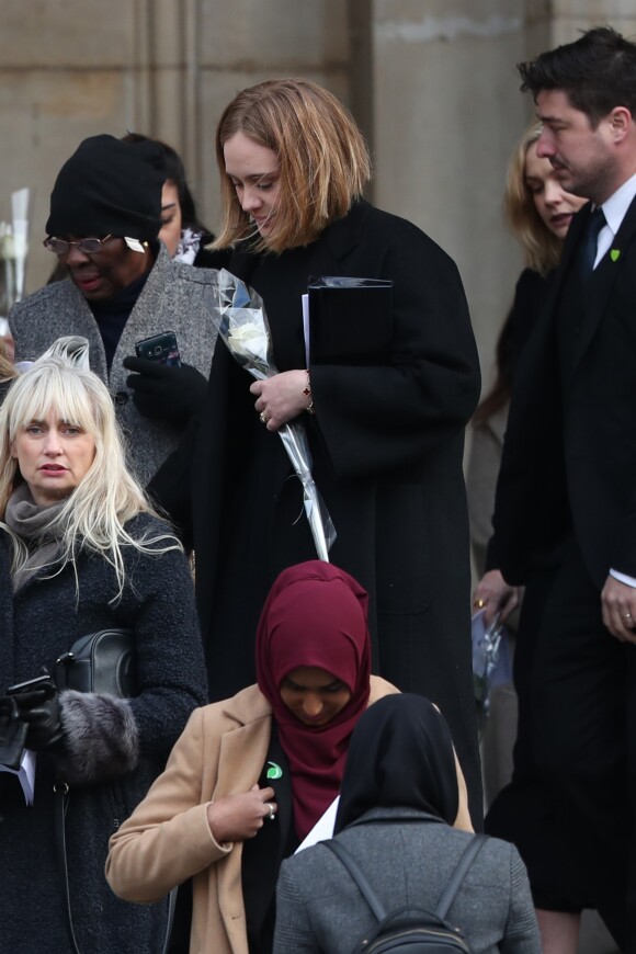 La chanteuse Adele à la sortie de la cathédrale Saint Paul de Londres le 14 décembre 2017 suite à la messe donnée à la mémoire des victimes de l'incendie de la Tour Grenfell, survenu le 14 juin 2017.