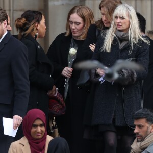 La chanteuse Adele à la sortie de la cathédrale Saint Paul de Londres le 14 décembre 2017 suite à la messe donnée à la mémoire des victimes de l'incendie de la Tour Grenfell, survenu le 14 juin 2017.