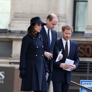 La duchesse Catherine de Cambridge, enceinte, le prince William et le prince Harry à la sortie de la cathédrale Saint Paul de Londres le 14 décembre 2017 suite à la messe donnée à la mémoire des victimes de l'incendie de la Tour Grenfell, survenu le 14 juin 2017.