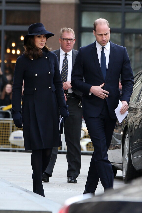 La duchesse Catherine de Cambridge, enceinte, le prince William et le prince Harry à la sortie de la cathédrale Saint Paul de Londres le 14 décembre 2017 suite à la messe donnée à la mémoire des victimes de l'incendie de la Tour Grenfell, survenu le 14 juin 2017.