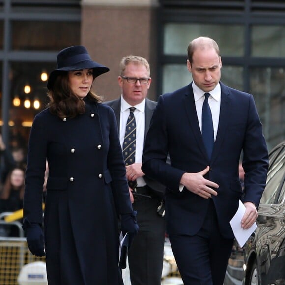 La duchesse Catherine de Cambridge, enceinte, le prince William et le prince Harry à la sortie de la cathédrale Saint Paul de Londres le 14 décembre 2017 suite à la messe donnée à la mémoire des victimes de l'incendie de la Tour Grenfell, survenu le 14 juin 2017.