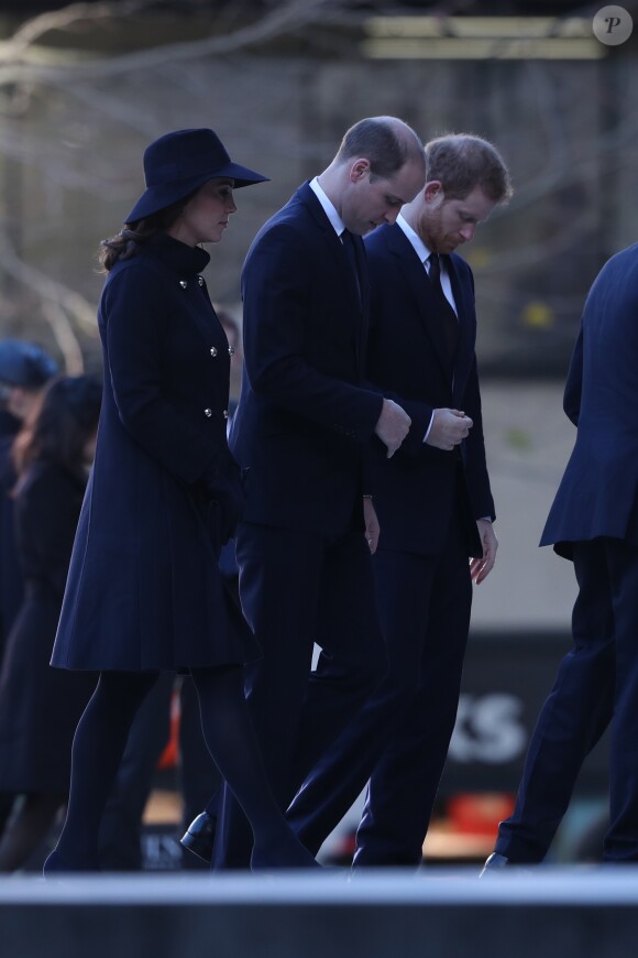 La duchesse Catherine de Cambridge, enceinte, le prince William et le prince Harry à la sortie de la cathédrale Saint Paul de Londres le 14 décembre 2017 suite à la messe donnée à la mémoire des victimes de l'incendie de la Tour Grenfell, survenu le 14 juin 2017.