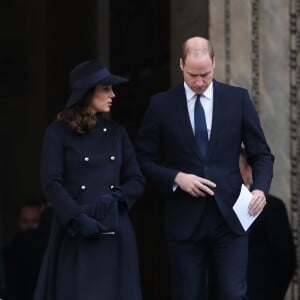 La duchesse Catherine de Cambridge, enceinte, le prince William et le prince Harry à la sortie de la cathédrale Saint Paul de Londres le 14 décembre 2017 suite à la messe donnée à la mémoire des victimes de l'incendie de la Tour Grenfell, survenu le 14 juin 2017.