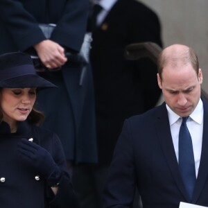La duchesse Catherine de Cambridge, enceinte, le prince William et le prince Harry à la sortie de la cathédrale Saint Paul de Londres le 14 décembre 2017 suite à la messe donnée à la mémoire des victimes de l'incendie de la Tour Grenfell, survenu le 14 juin 2017.