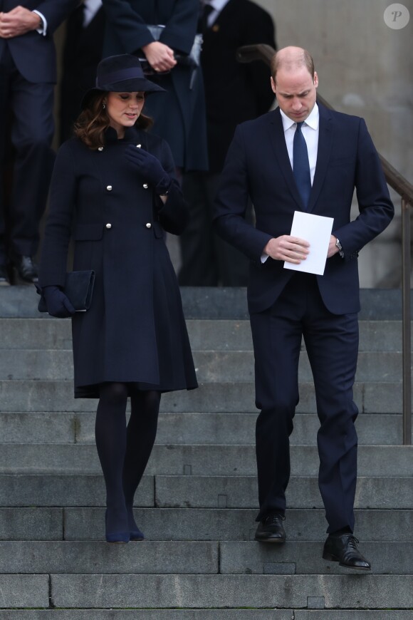 La duchesse Catherine de Cambridge, enceinte, le prince William et le prince Harry à la sortie de la cathédrale Saint Paul de Londres le 14 décembre 2017 suite à la messe donnée à la mémoire des victimes de l'incendie de la Tour Grenfell, survenu le 14 juin 2017.