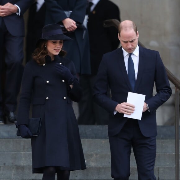 La duchesse Catherine de Cambridge, enceinte, le prince William et le prince Harry à la sortie de la cathédrale Saint Paul de Londres le 14 décembre 2017 suite à la messe donnée à la mémoire des victimes de l'incendie de la Tour Grenfell, survenu le 14 juin 2017.