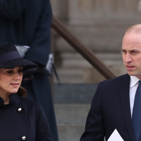 La duchesse Catherine de Cambridge, enceinte, le prince William et le prince Harry à la sortie de la cathédrale Saint Paul de Londres le 14 décembre 2017 suite à la messe donnée à la mémoire des victimes de l'incendie de la Tour Grenfell, survenu le 14 juin 2017.