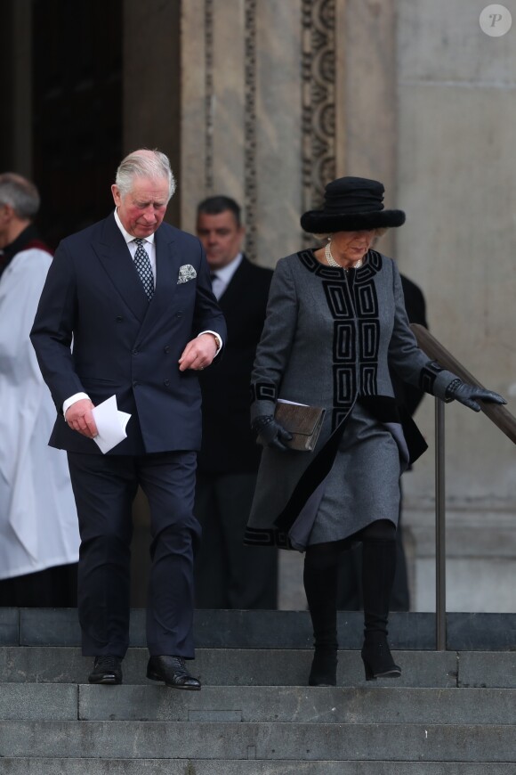 Le prince Charles et Camilla Parker Bowles, duchesse de Cornouailles, à la sortie de la cathédrale Saint Paul de Londres le 14 décembre 2017 suite à la messe donnée à la mémoire des victimes de l'incendie de la Tour Grenfell, survenu le 14 juin 2017.