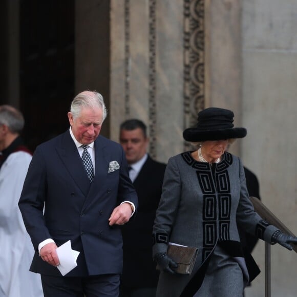 Le prince Charles et Camilla Parker Bowles, duchesse de Cornouailles, à la sortie de la cathédrale Saint Paul de Londres le 14 décembre 2017 suite à la messe donnée à la mémoire des victimes de l'incendie de la Tour Grenfell, survenu le 14 juin 2017.