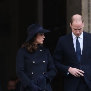 La duchesse Catherine de Cambridge, enceinte, le prince William et le prince Harry à la sortie de la cathédrale Saint Paul de Londres le 14 décembre 2017 suite à la messe donnée à la mémoire des victimes de l'incendie de la Tour Grenfell, survenu le 14 juin 2017.