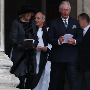 Le prince Charles et Camilla Parker Bowles, duchesse de Cornouailles, à la sortie de la cathédrale Saint Paul de Londres le 14 décembre 2017 suite à la messe donnée à la mémoire des victimes de l'incendie de la Tour Grenfell, survenu le 14 juin 2017.