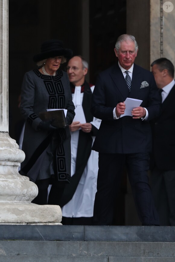 Le prince Charles et Camilla Parker Bowles, duchesse de Cornouailles, à la sortie de la cathédrale Saint Paul de Londres le 14 décembre 2017 suite à la messe donnée à la mémoire des victimes de l'incendie de la Tour Grenfell, survenu le 14 juin 2017.