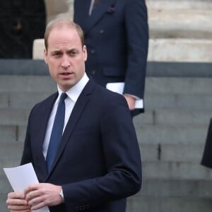 La duchesse Catherine de Cambridge, enceinte, le prince William et le prince Harry à la sortie de la cathédrale Saint Paul de Londres le 14 décembre 2017 suite à la messe donnée à la mémoire des victimes de l'incendie de la Tour Grenfell, survenu le 14 juin 2017.