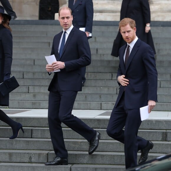 La duchesse Catherine de Cambridge, enceinte, le prince William et le prince Harry à la sortie de la cathédrale Saint Paul de Londres le 14 décembre 2017 suite à la messe donnée à la mémoire des victimes de l'incendie de la Tour Grenfell, survenu le 14 juin 2017.