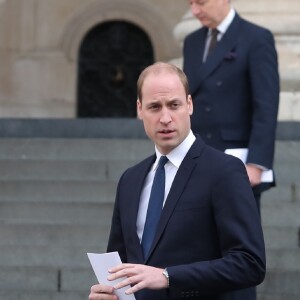 La duchesse Catherine de Cambridge, enceinte, le prince William et le prince Harry à la sortie de la cathédrale Saint Paul de Londres le 14 décembre 2017 suite à la messe donnée à la mémoire des victimes de l'incendie de la Tour Grenfell, survenu le 14 juin 2017.