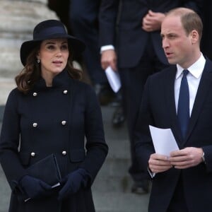 La duchesse Catherine de Cambridge, enceinte, le prince William et le prince Harry à la sortie de la cathédrale Saint Paul de Londres le 14 décembre 2017 suite à la messe donnée à la mémoire des victimes de l'incendie de la Tour Grenfell, survenu le 14 juin 2017.