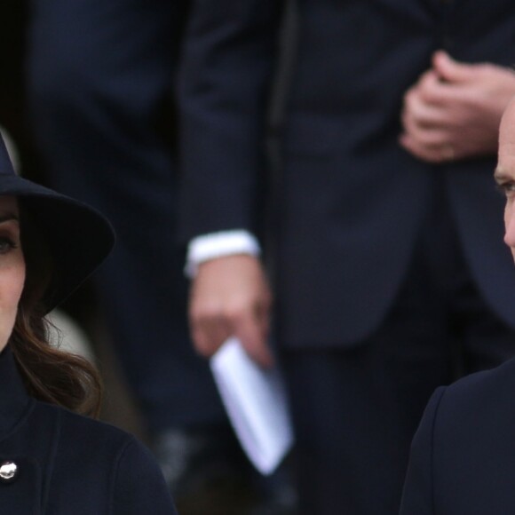La duchesse Catherine de Cambridge, enceinte, le prince William et le prince Harry à la sortie de la cathédrale Saint Paul de Londres le 14 décembre 2017 suite à la messe donnée à la mémoire des victimes de l'incendie de la Tour Grenfell, survenu le 14 juin 2017.