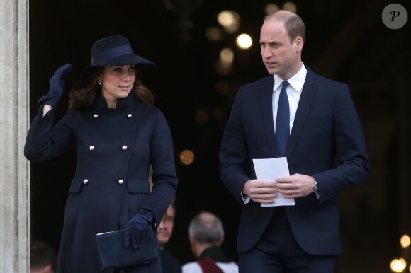La duchesse Catherine de Cambridge, enceinte, le prince William et le prince Harry à la sortie de la cathédrale Saint Paul de Londres le 14 décembre 2017 suite à la messe donnée à la mémoire des victimes de l'incendie de la Tour Grenfell, survenu le 14 juin 2017.
