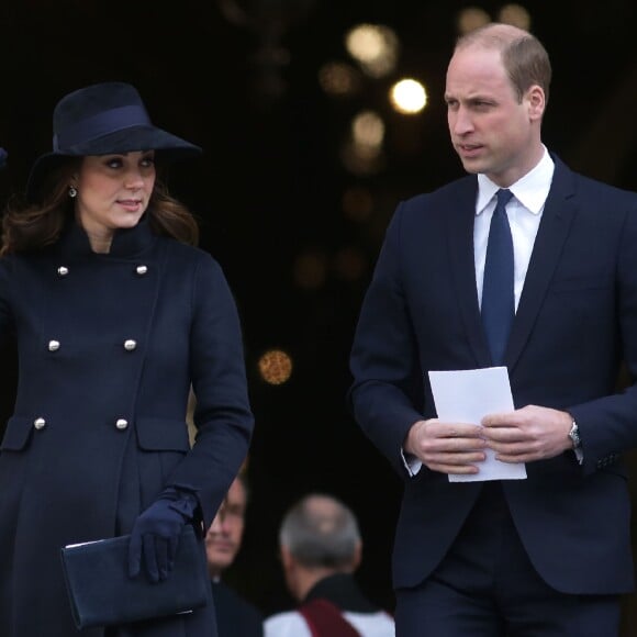 La duchesse Catherine de Cambridge, enceinte, le prince William et le prince Harry à la sortie de la cathédrale Saint Paul de Londres le 14 décembre 2017 suite à la messe donnée à la mémoire des victimes de l'incendie de la Tour Grenfell, survenu le 14 juin 2017.